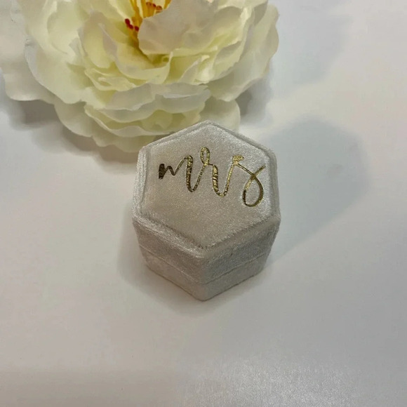 💚 MRS velvet wedding ring box - Picture 1 of 4